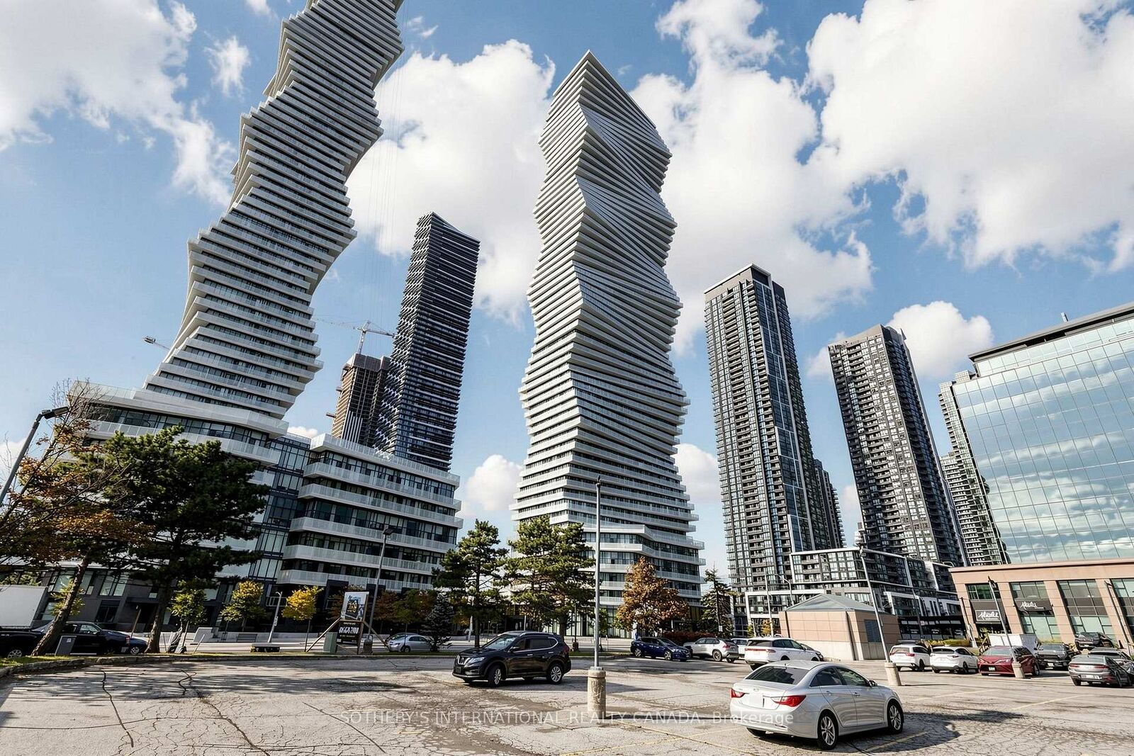 Property Photo: 3900 Confederation Parkway 1809 ON L5B 0M3