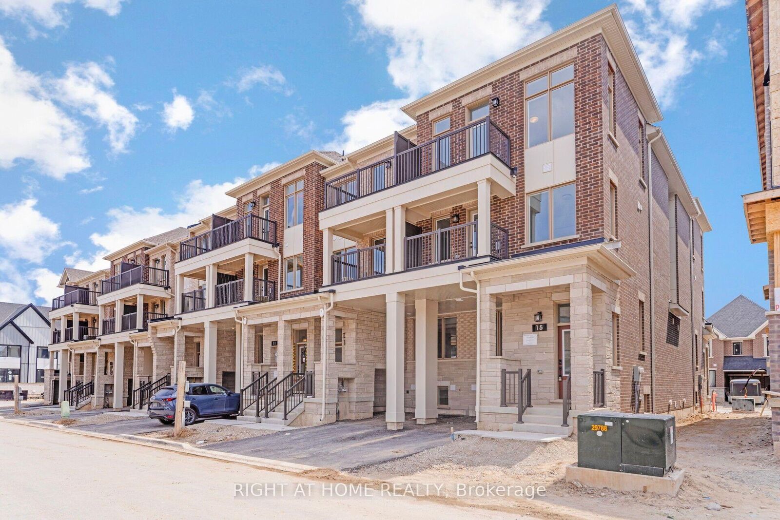 Property Photo:  15 Kings Hill Drive  ON L7A 0B8 