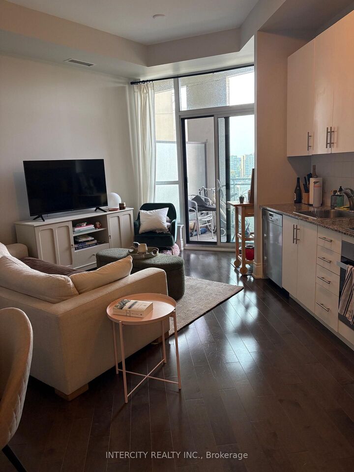 Property Photo:  23 Glebe Road W 1018  ON M5P 0A1 