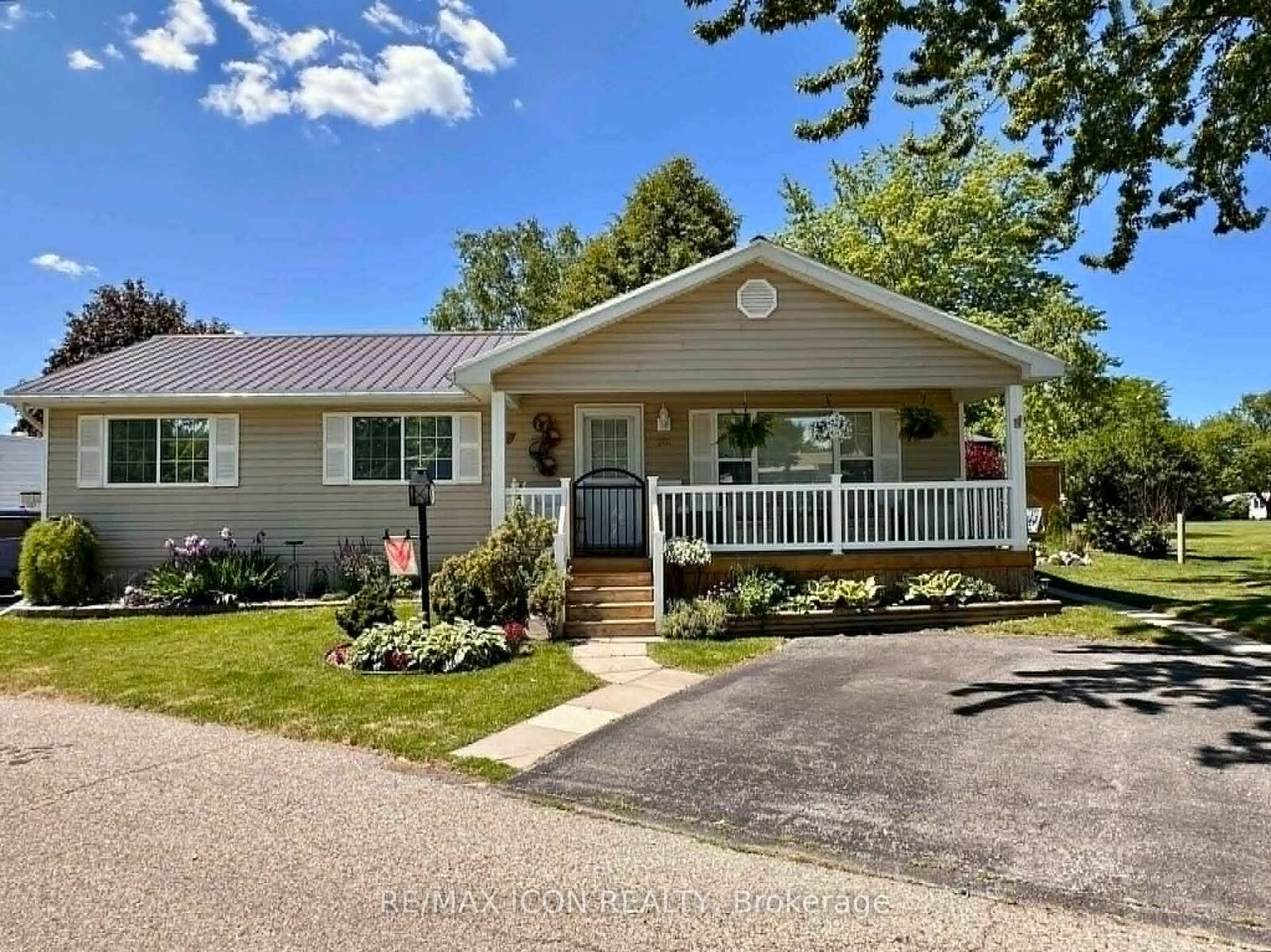 Property Photo:  201 Biltmore Drive  ON N0M 1T0 