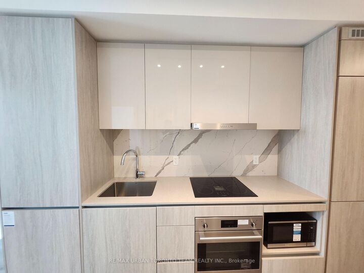 Property Photo:  28 Interchange Way 1215  ON L4K 0P8 