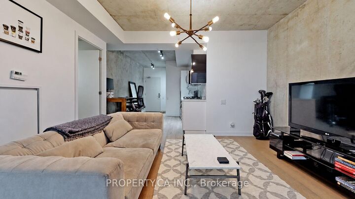 Property Photo:  39 Brant Street 827  ON M5V 0M8 