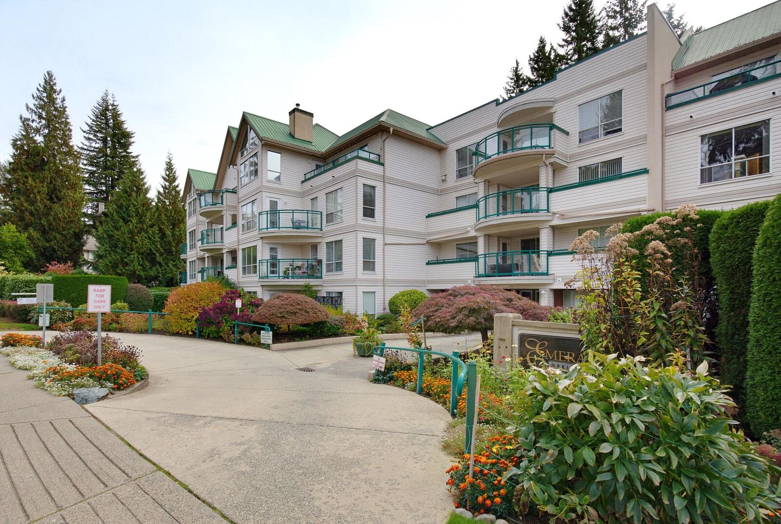 Property Photo:  33280 E Bourquin Crescent 208  BC V2S 7K2 
