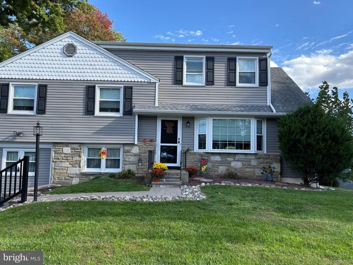Property Photo:  121 Clayton Road  PA 19040 