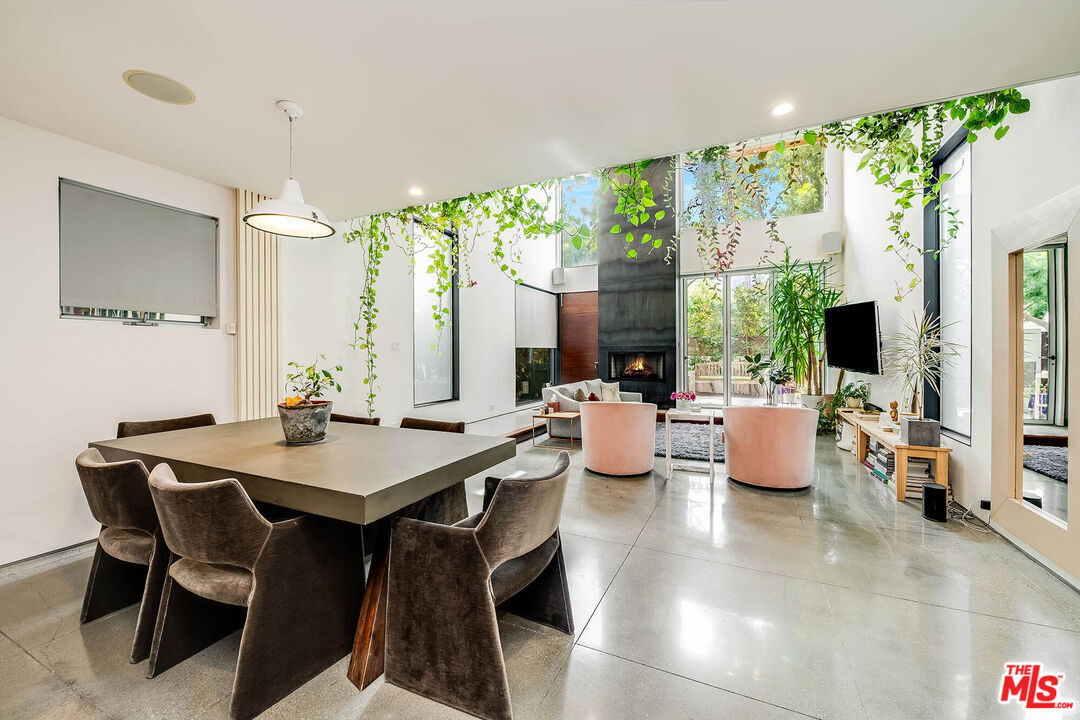 Property Photo:  417 Venice Way  CA 90291 