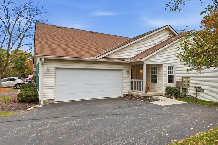 Property Photo: 4466 White Leaf Way OH 43228