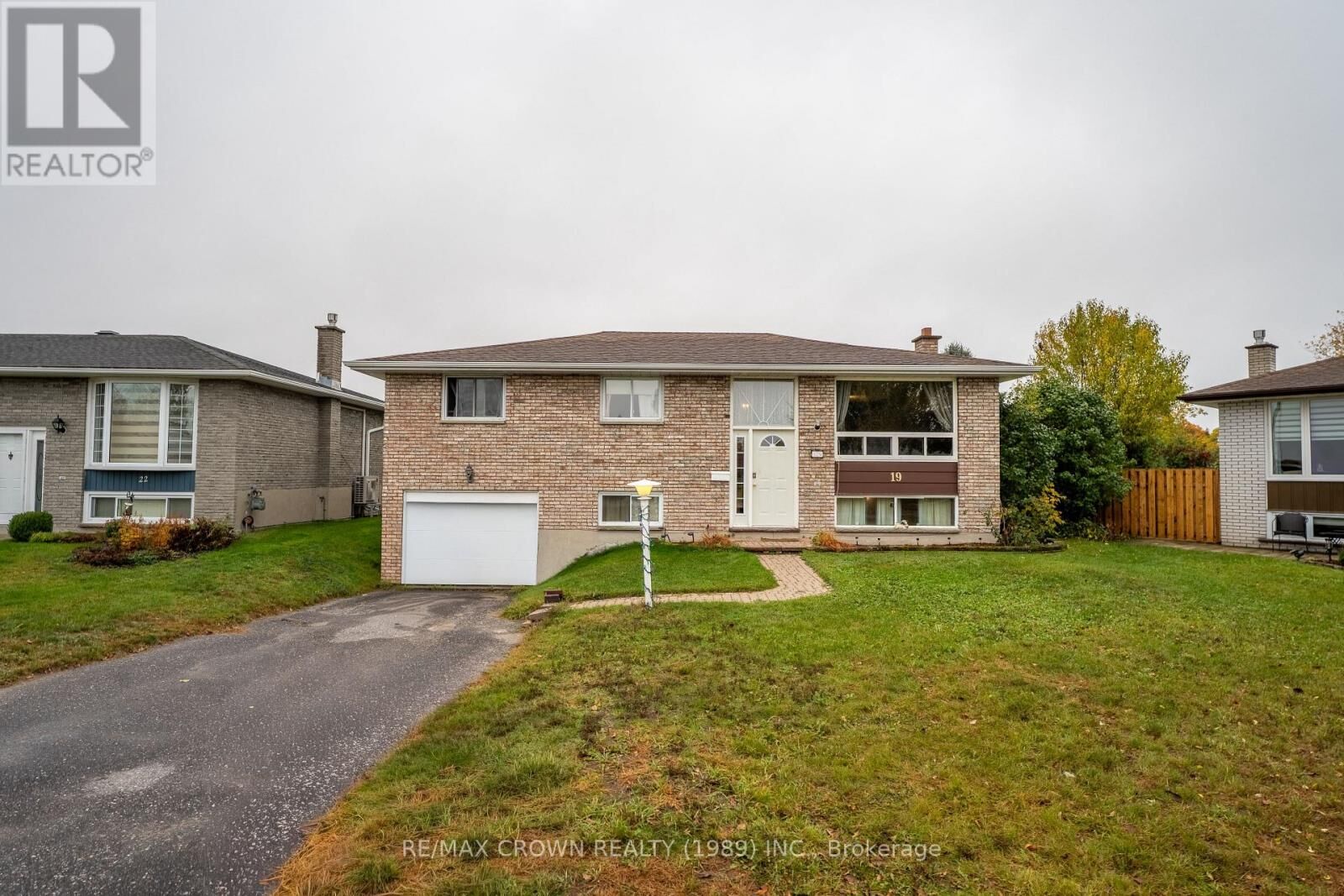 Property Photo:  19 Knox Court  ON P1A 2P6 
