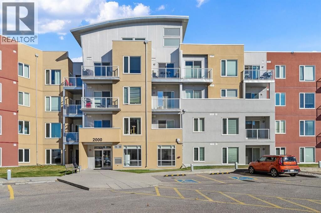Property Photo:  604 East Lake Boulevard Northeast  AB T4A 0G6 