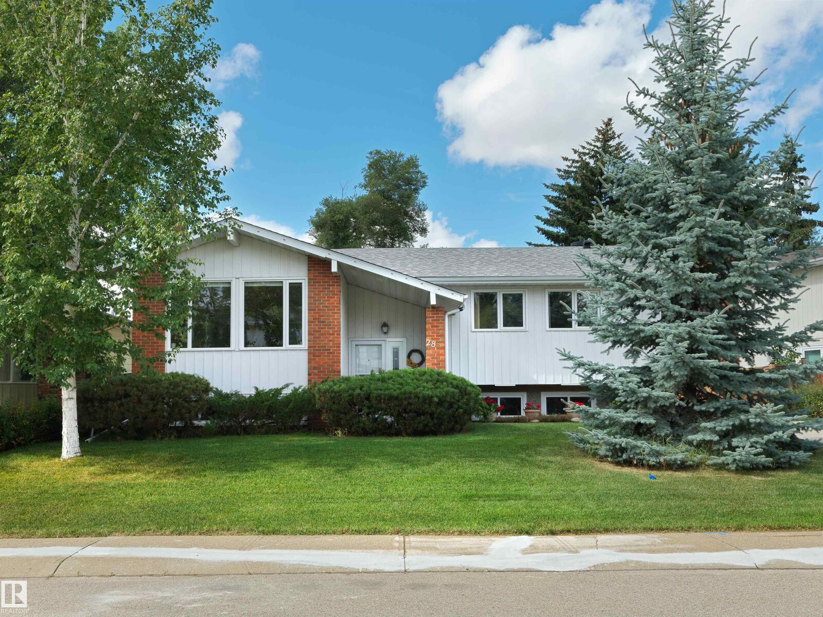 Property Photo:  28 Westridge Crescent NW  AB T5T 1C6 