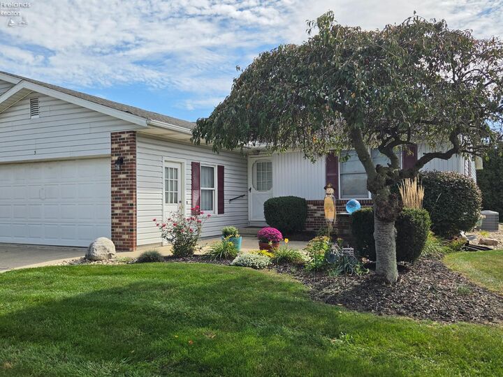 Property Photo:  5 W Teakwood Court  OH 44883 