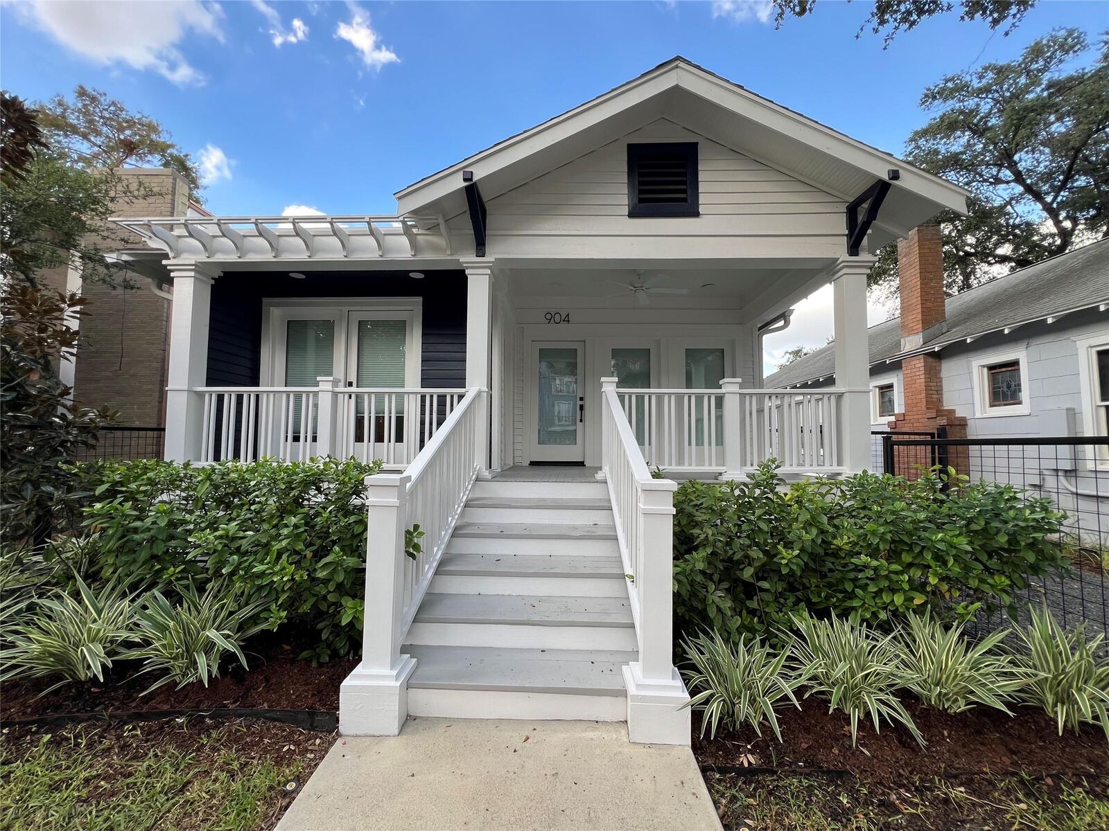 Property Photo:  904 Willard Street  TX 77006 