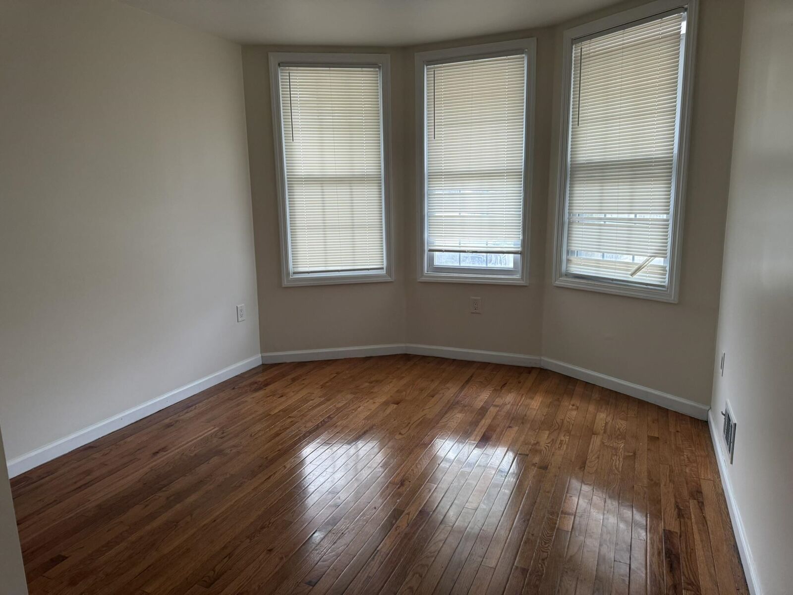 Property Photo:  352 Woodlawn Ave 1  NJ 07305 