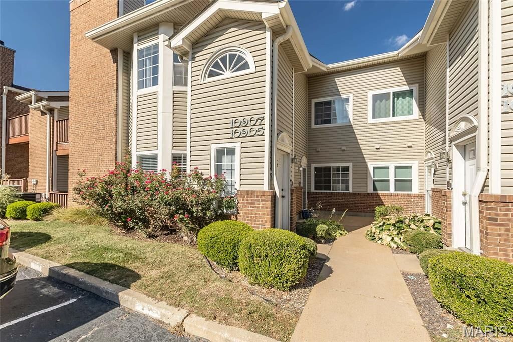 Property Photo:  10905 Vauxhall Drive  MO 63146 
