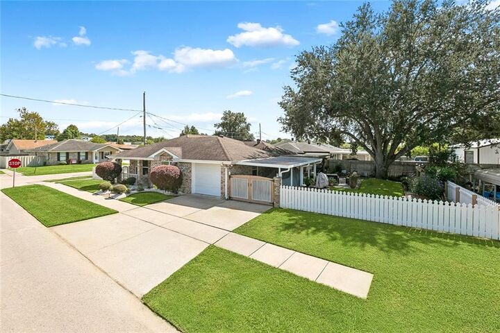 Property Photo: 2 Woodchase Court LA 70092