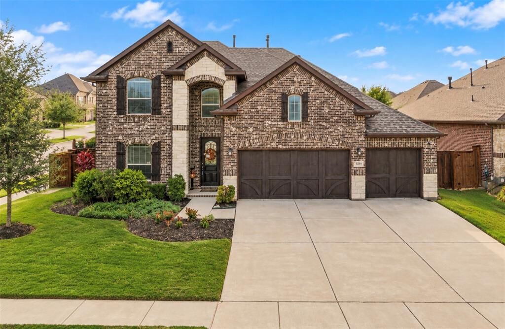 Property Photo: 3214 Treyburn Lane TX 76084
