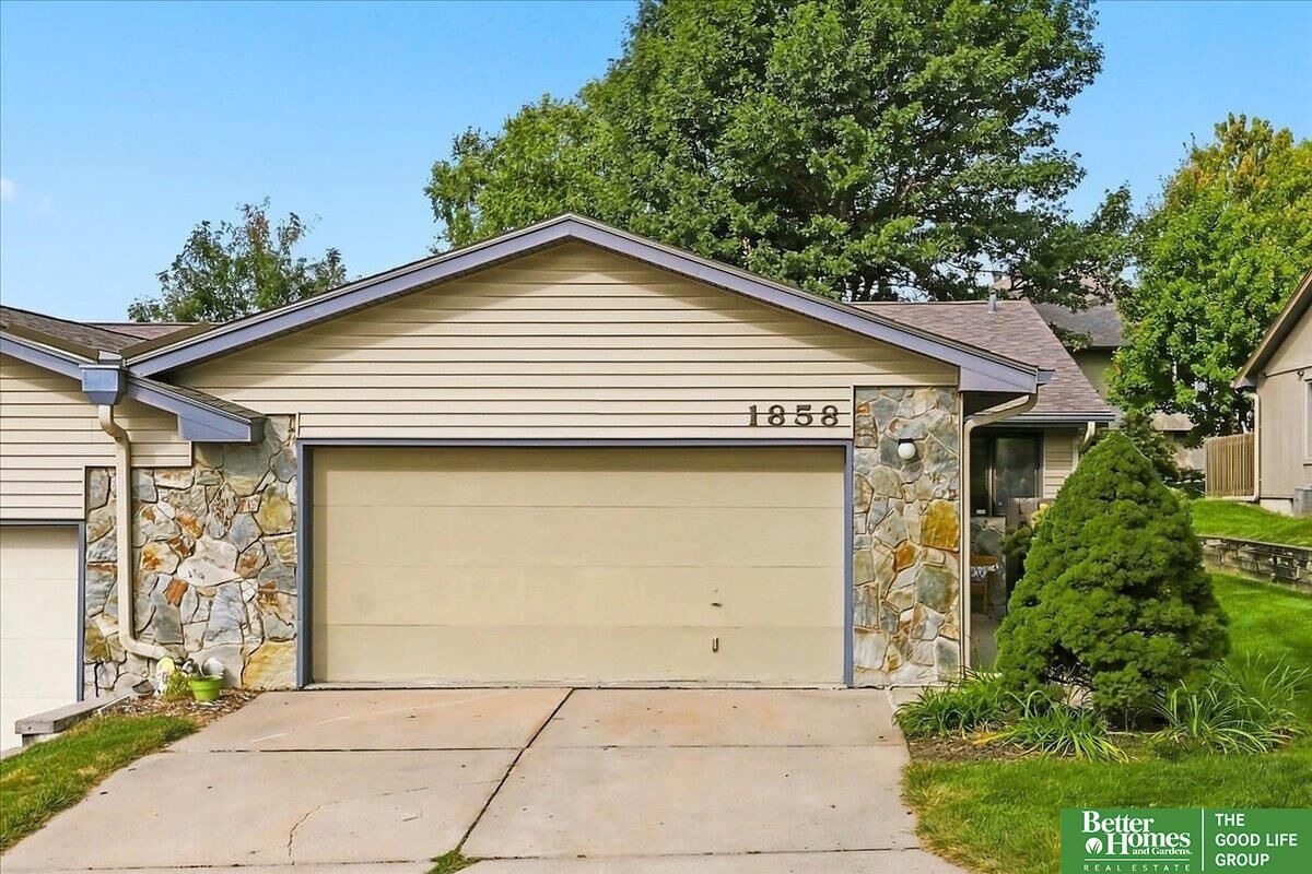 Property Photo: 1858 N 94th Plaza NE 68114