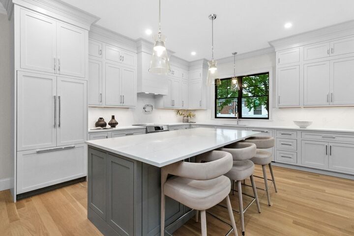 Property Photo:  10 Central Ave 10  MA 02460 