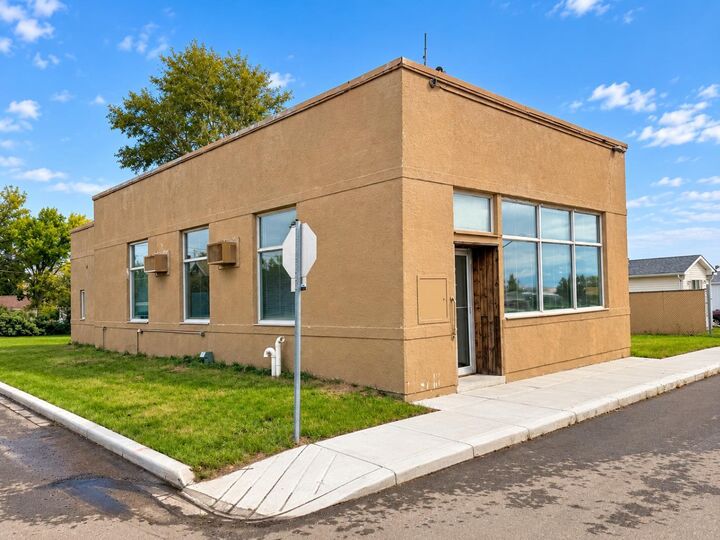 Property Photo:  721 Broadway Road  AB T0J 3G0 