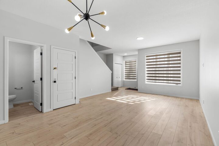 Property Photo:  20 Corner Glen Avenue NE  AB T3N 2L6 