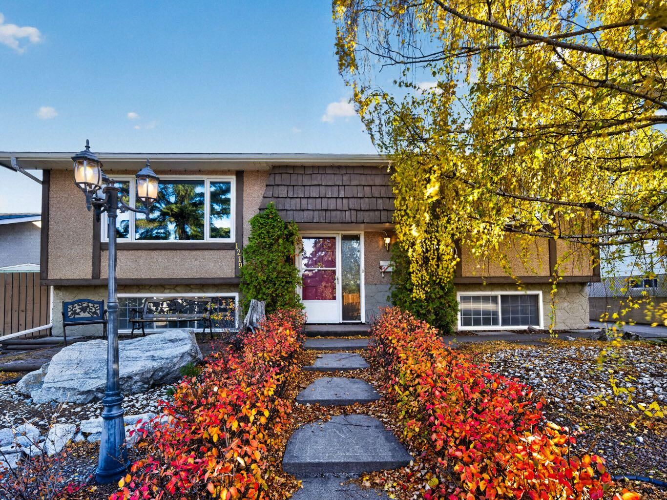 Property Photo:  1219 Hunterquay Hill NW  AB T2K 4T3 