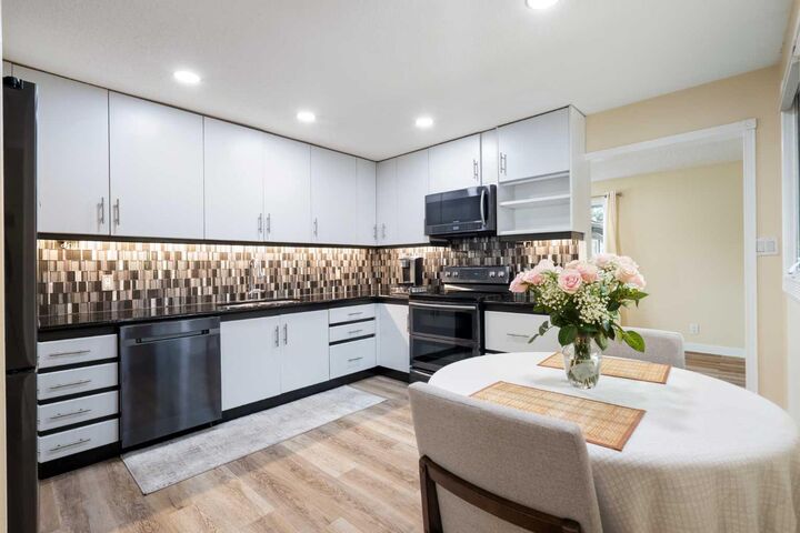 Property Photo:  48 Deermont Way SE  AB T2J 5P3 