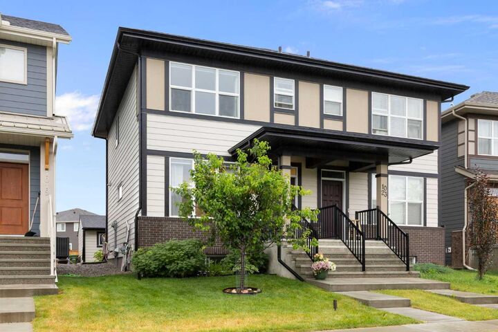Property Photo:  1021 Mahogany Boulevard SE  AB T3M 3E4 