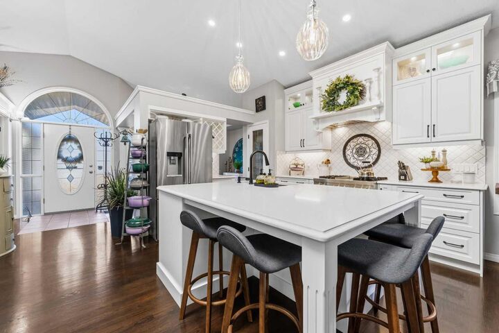 Property Photo:  10948 Valley Ridge Drive NW  AB T3B 5P6 