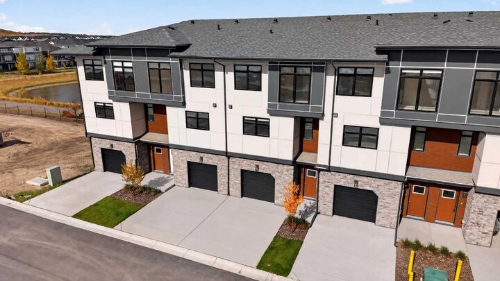 Property Photo:  30 Creekside Villas SW 705  AB T1T 1Z1 