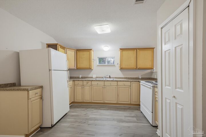 Property Photo: 6613 Hinote St FL 32570