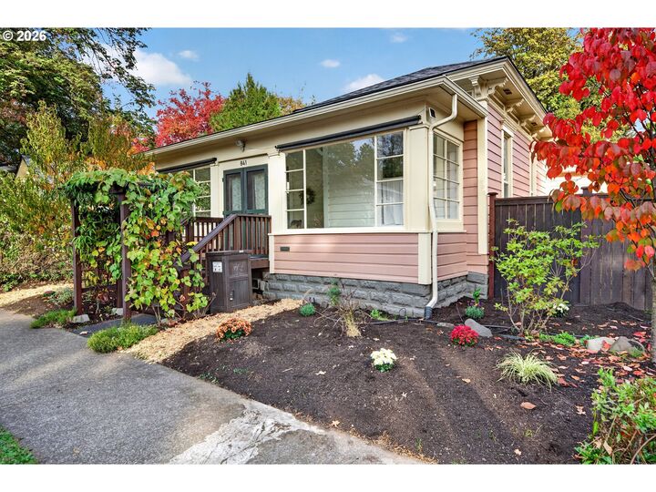 Property Photo:  841 Jackson St  OR 97402 