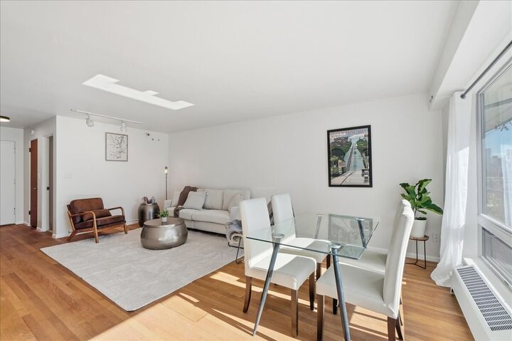 Property Photo: 530 W Olympic Place 206 WA 98119