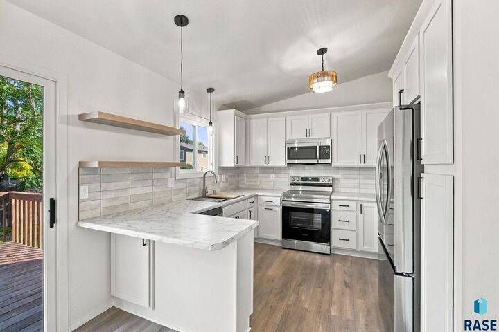 Property Photo: 4700 E Fernwood Dr SD 57110-5528