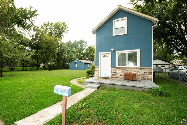 Property Photo:  233 NE Grattan St  KS 66616 