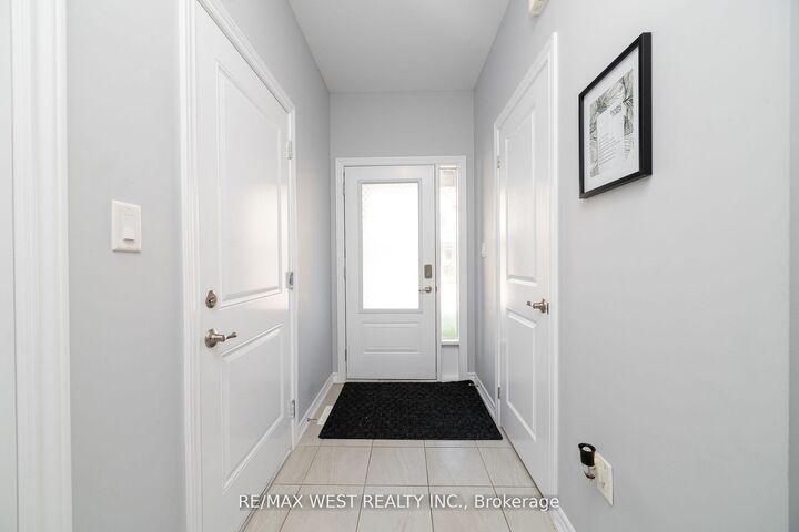 Property Photo:  324 Equestrian Way 44  ON N3E 0E2 