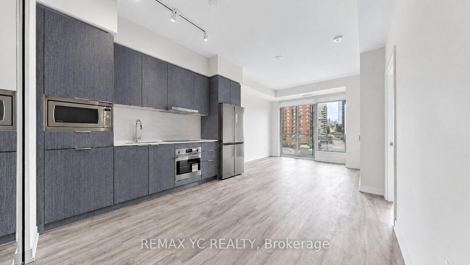 Property Photo:  8 Olympic Garden Drive 411  ON M2M 0B9 