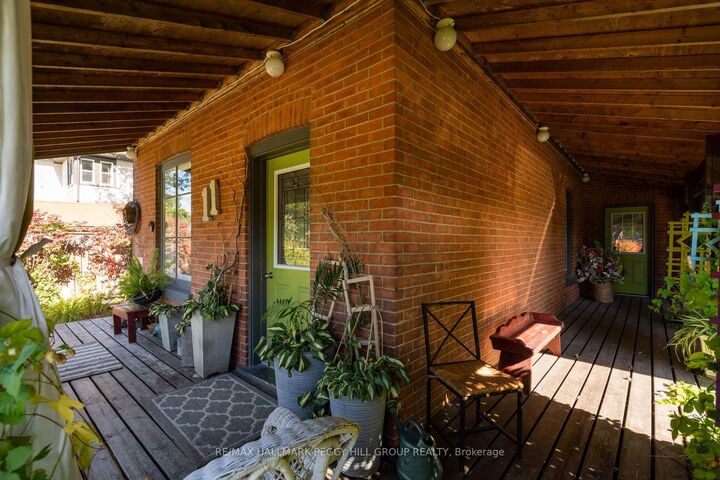 Property Photo:  11 Frances Street N  ON L4N 1Z1 
