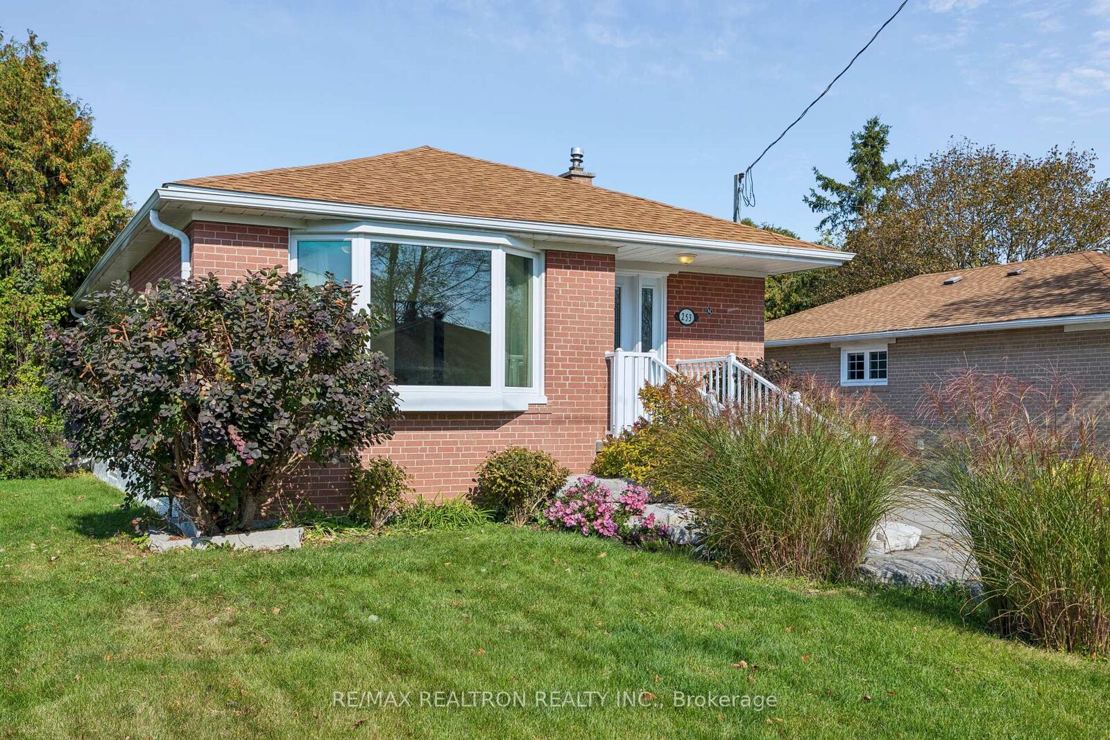 Property Photo:  253 Silverbirch Drive  ON L3Y 2Z6 