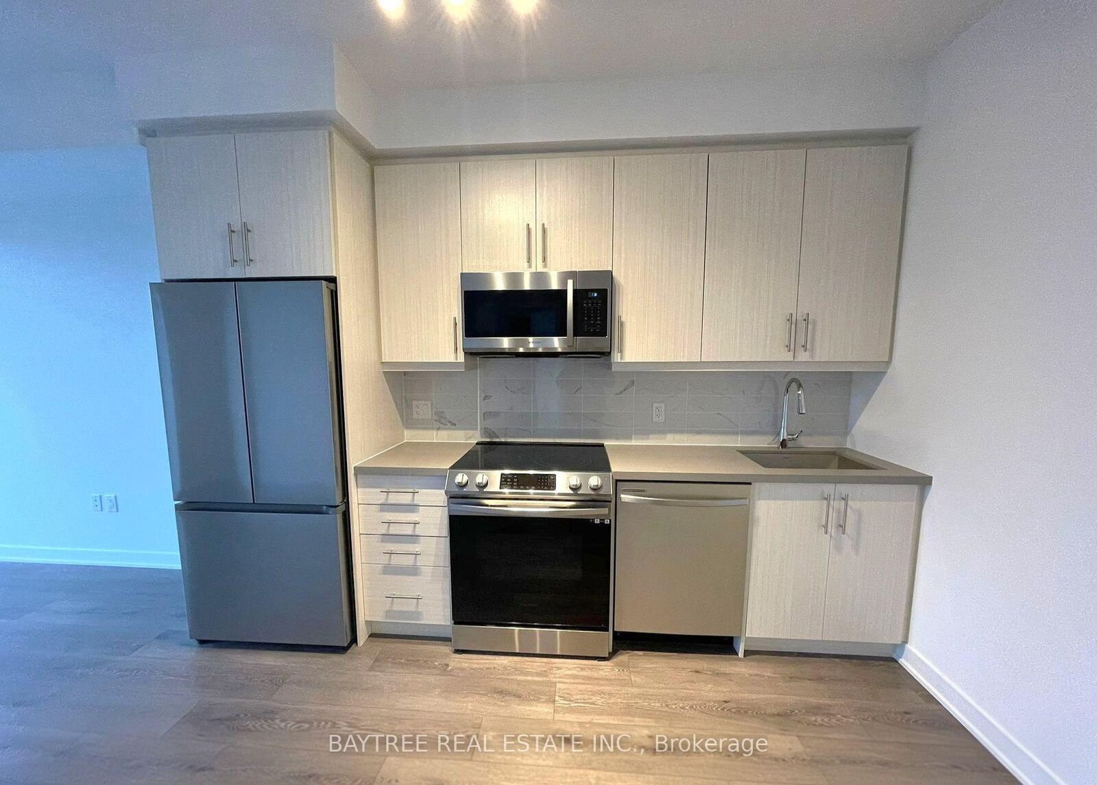 Property Photo: 95 Oneida Crescent 812 ON L4B 0H5