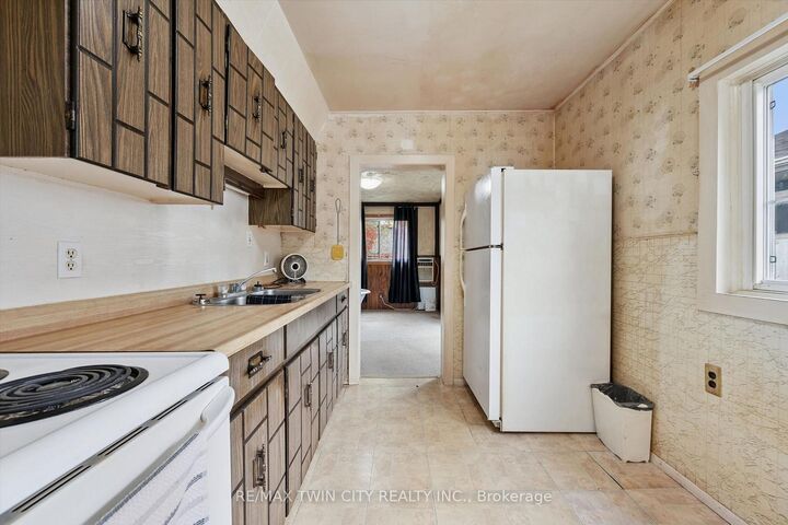 Property Photo:  127 Spadina Road E  ON N2M 3X5 