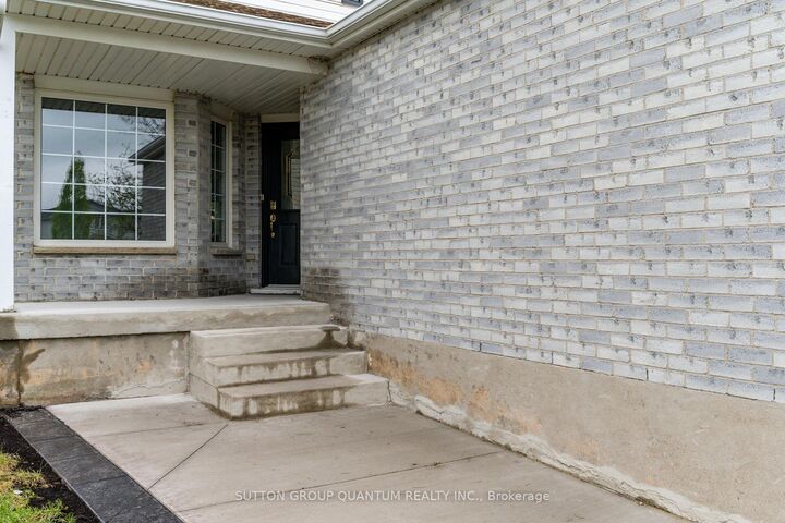 Property Photo:  48 White Sands Court Upper  ON N2E 3S4 