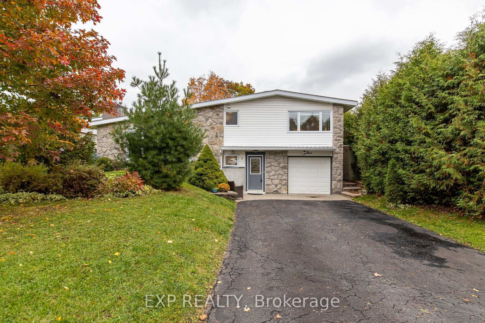 Property Photo:  3 Welkin Crescent  ON K2E 5M4 
