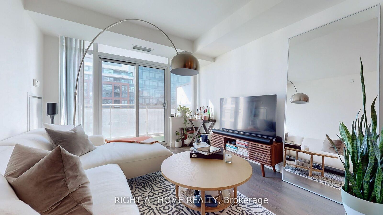 Property Photo:  525 Adelaide Street W 1223  ON M5V 0N7 