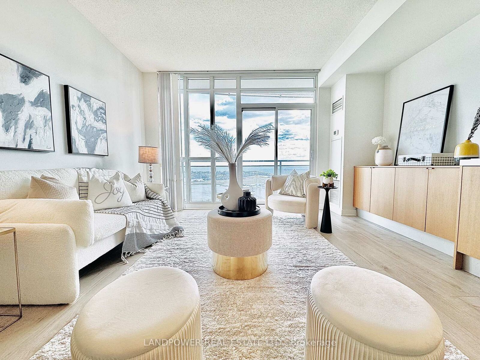 Property Photo:  21 Iceboat Terrace 3807  ON M5V 4A9 