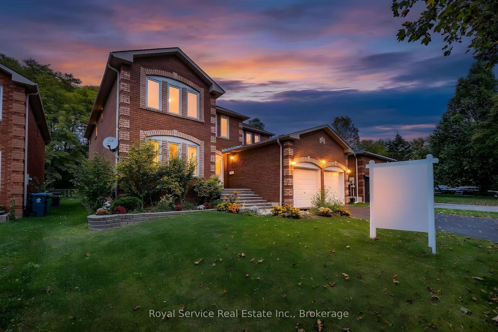 Property Photo:  516 Palmtree Crescent  ON L1K 2H2 