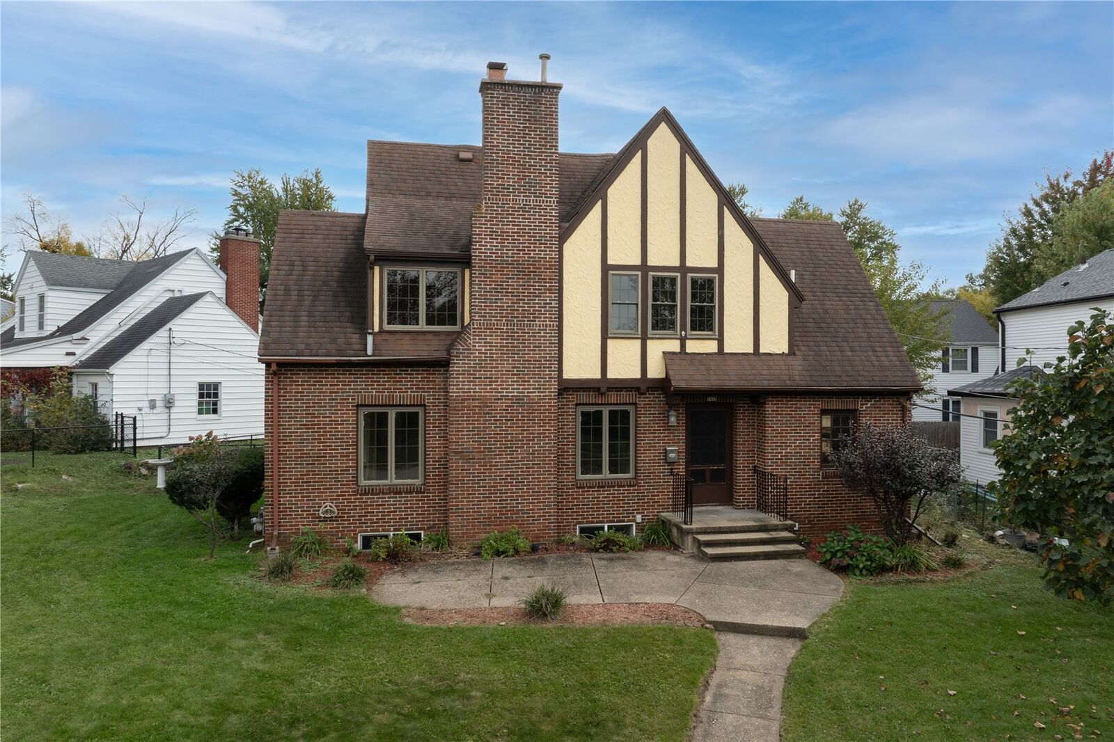 Property Photo:  2445 5th Avenue SE  IA 52403 