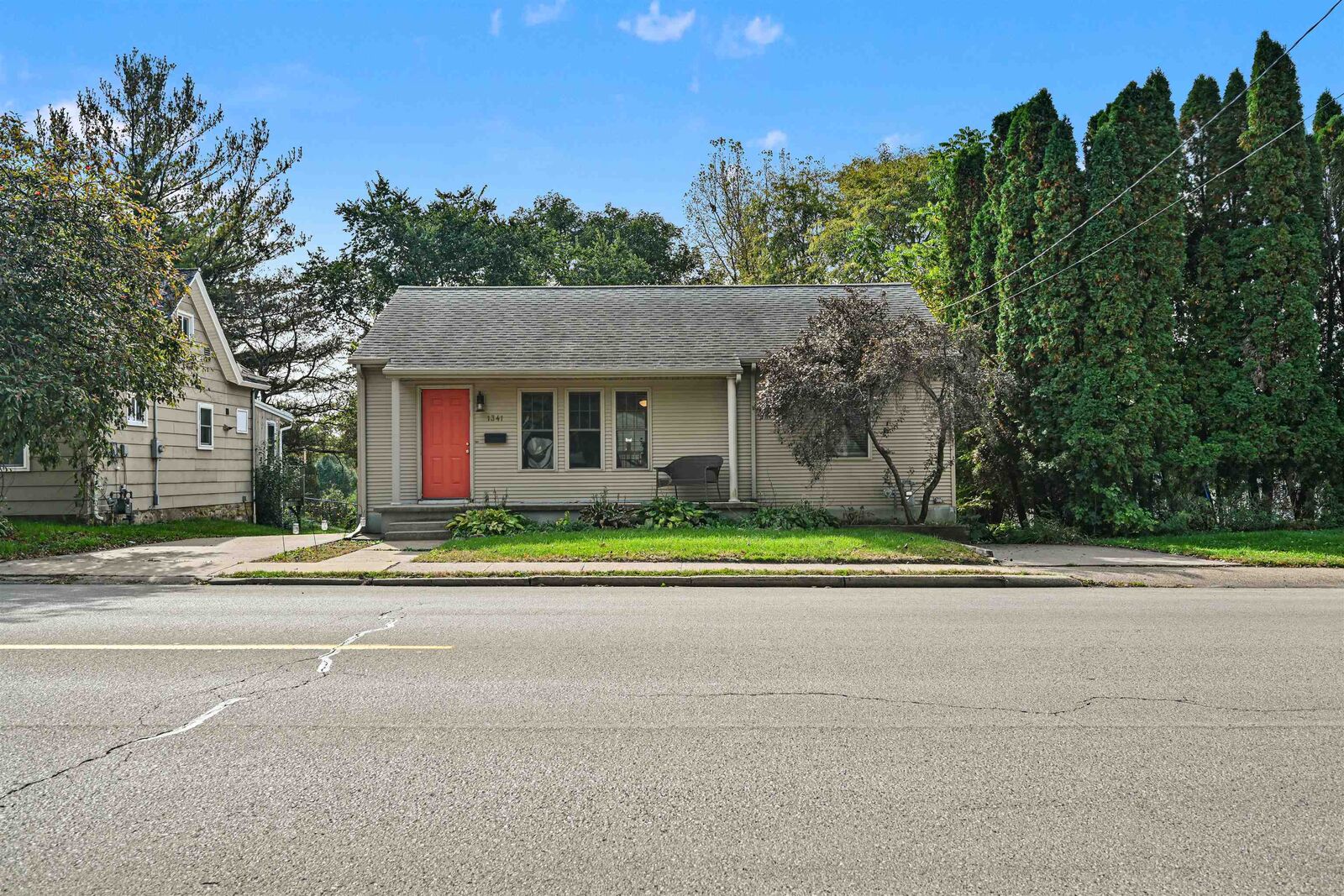 Property Photo:  1341 S Grandview Avenue  IA 52003 