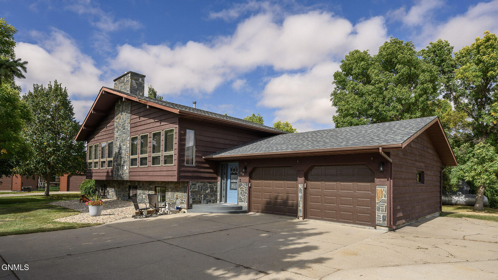 Property Photo: 319 5th Avenue NW ND 58545
