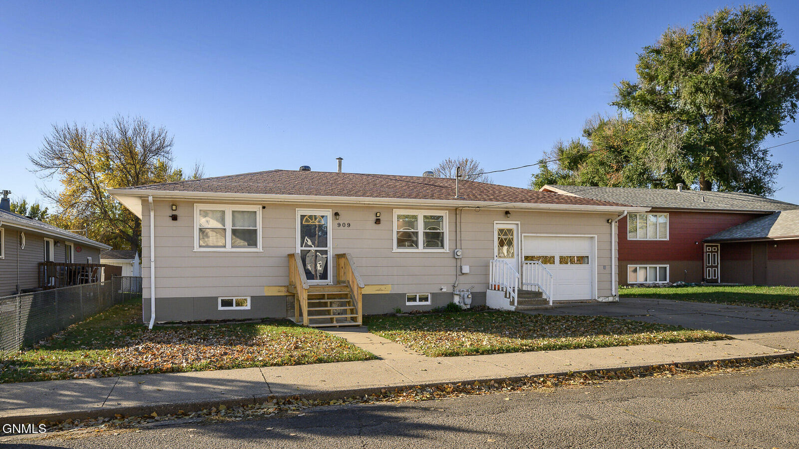 Property Photo:  909 1st Street SE  ND 58554 