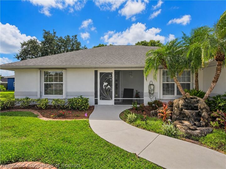 Property Photo: 10 Somerset Lane FL 33852