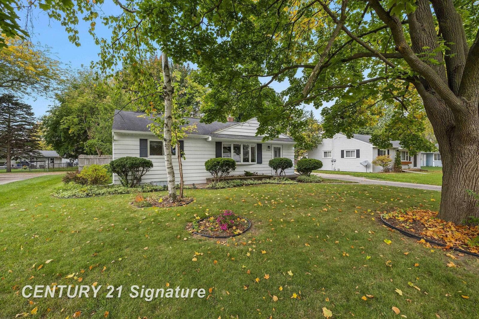 Property Photo:  3389 Meyer Place  MI 48603 